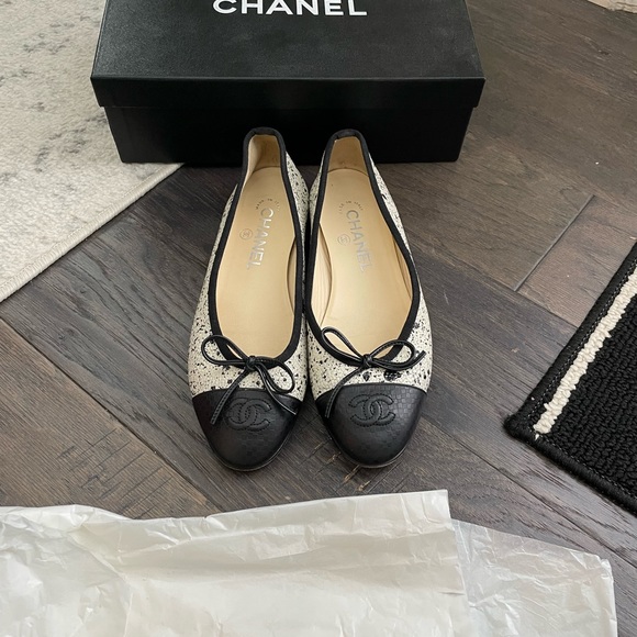 Authentic CHANEL Flats - Picture 5 of 7